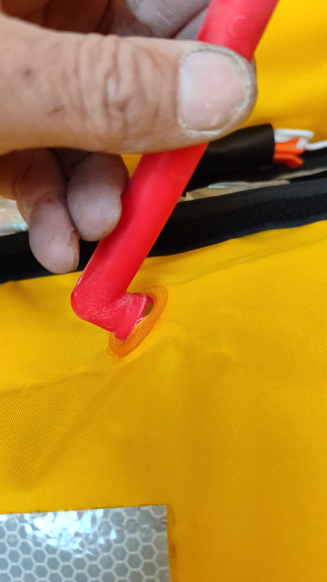 il tubo per il gonfiaggio a bocca del gibbotto di salvataggio scollato dalla camera di galleggiamento